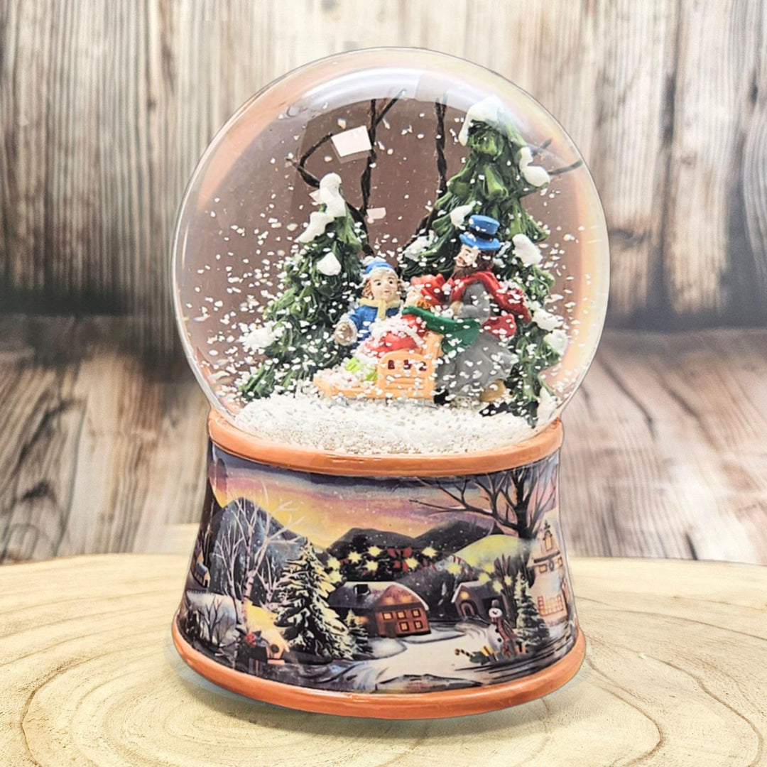 Schneekugel Weihnachten mit Musik | Winterspaziergang mit Familie und Schlitten | Sockel Winterlands