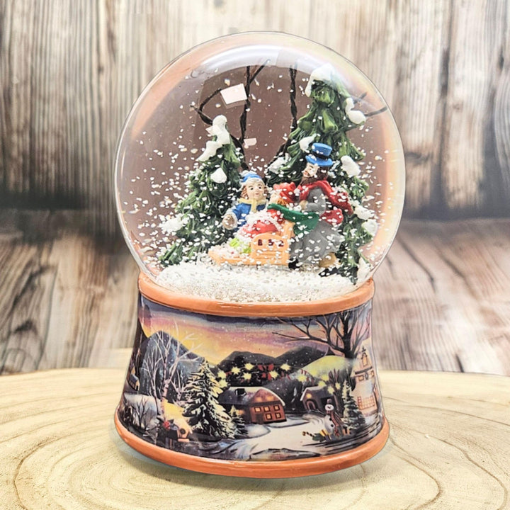 Schneekugel Weihnachten mit Musik | Winterspaziergang mit Familie und Schlitten | Sockel Winterlands