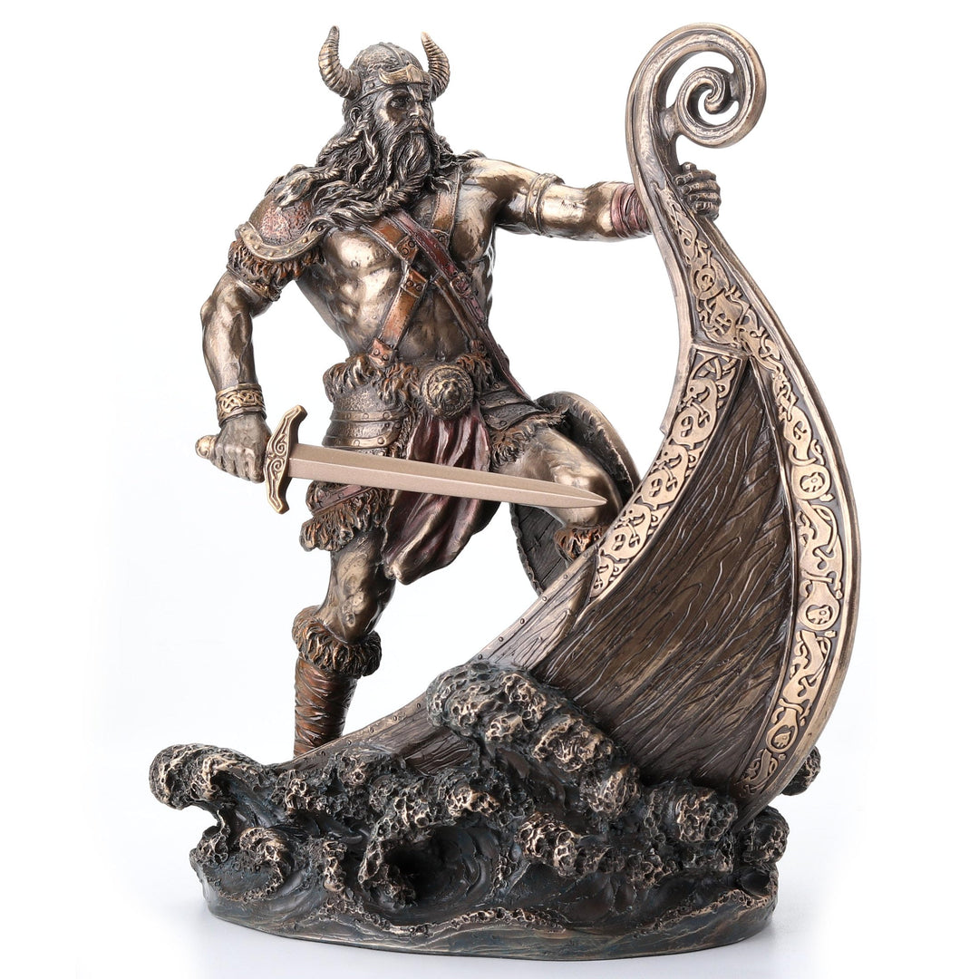 Veronese Design Nordischer Wikinger-Krieger stehend auf langem Schiffskugel mit antikem Bronze-Finis