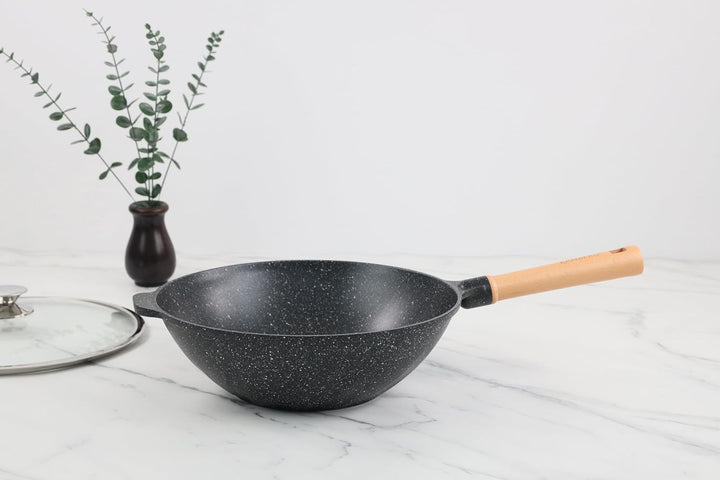 KAMBERG - Wok 32 cm – 5,0 Liter – fester Griff aus Holz – Aluminiumguss – Steinbeschichtung – Glasde