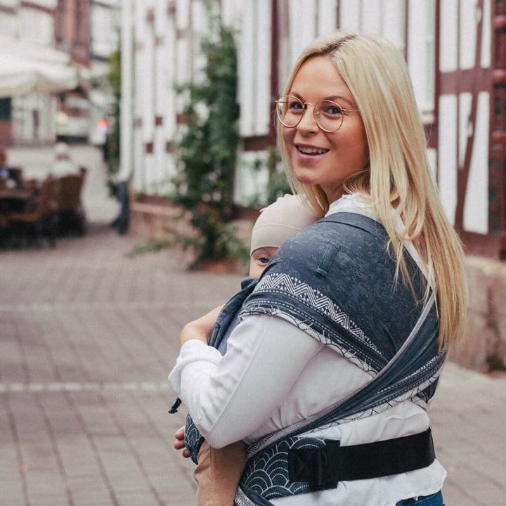 Hoppediz Hop-Tye Advanced - 4-in-1 Babytrage für Neugeborene ab Geburt - Halfbuckle Tragehilfe mit T