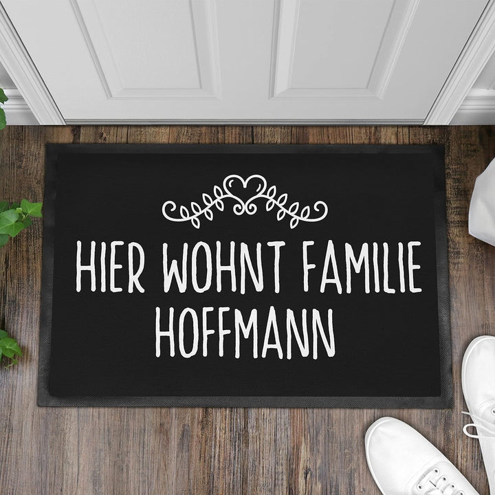 Trendation - Lustige Fussmatte Personalisiert Hier Wohnt Familie Willkommen Wunschtext Wunschnamen F