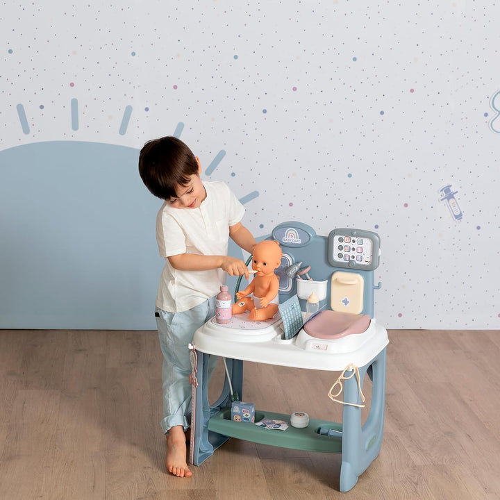 Smoby – Baby Care Center - für Puppen bis 38 cm – mit mechanischer Waage, Untersuchungstisch und All