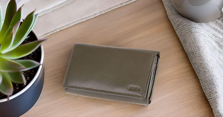 MIKA 42167 - Damengeldbörse aus Echt Leder, Portemonnaie im Querformat, Geldbeutel mit 12 + 4 Karten