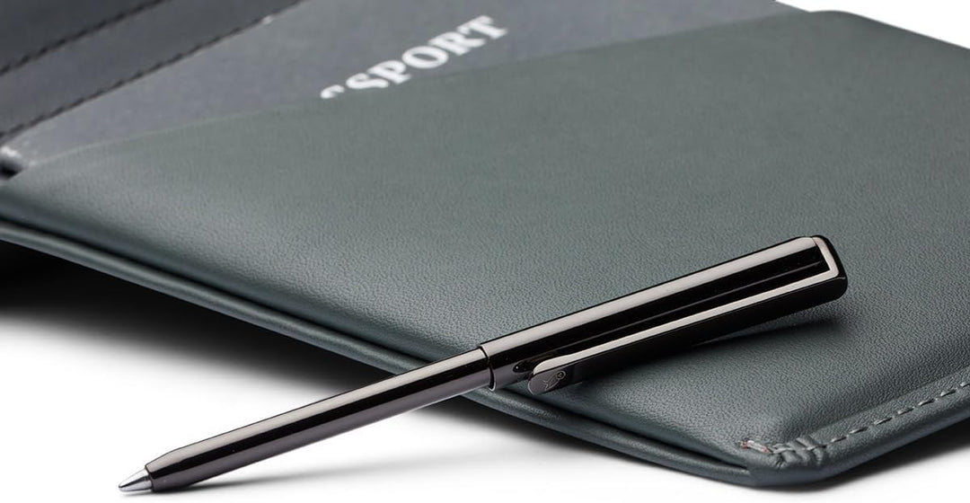 Bellroy Travel Wallet – Reisebrieftasche (Reisepass, Bordkarten, Scheine, Karten und Stift) Everglad