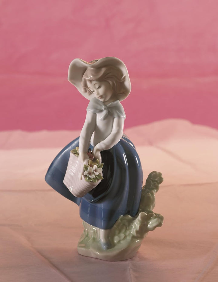 LLADRÓ Mädchen-Figur Kleines Mädchen Mit Korbtasche. Mädchen Mit Blumen. Porzellan.