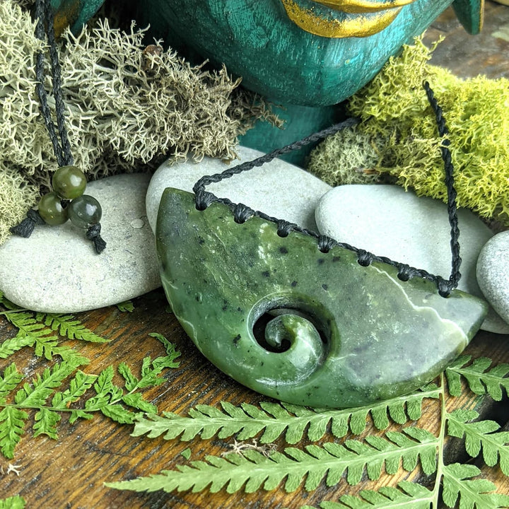 81stgeneration Kordel Halskette Halbkreis Brustplatte Maori Handgeschnitzte Nephrit-Jade für Damen