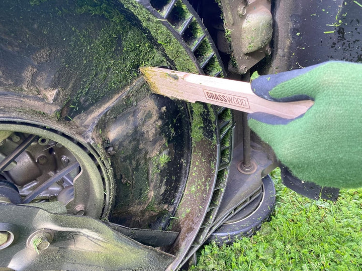 GRASSWOOD® Schaber zum Putzen und Reinigen. Entfernt Grasreste von Rasenmäher, Rasenroboter und Rase