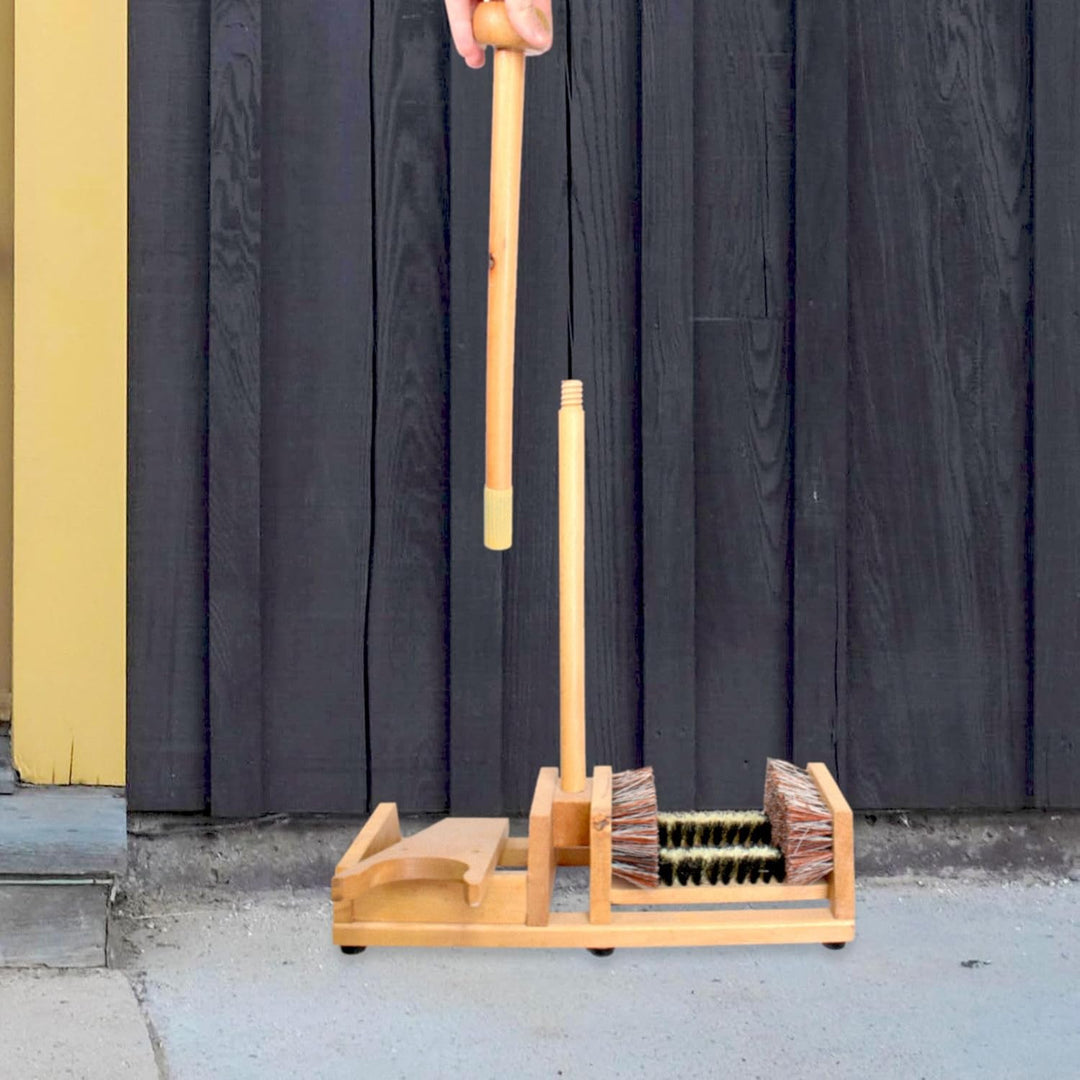 Stiefelknecht / 4 Bürsten - Stiefelzieher mit langem Holzgriff zum Aufstützen - Bürste, Abkratzer, S