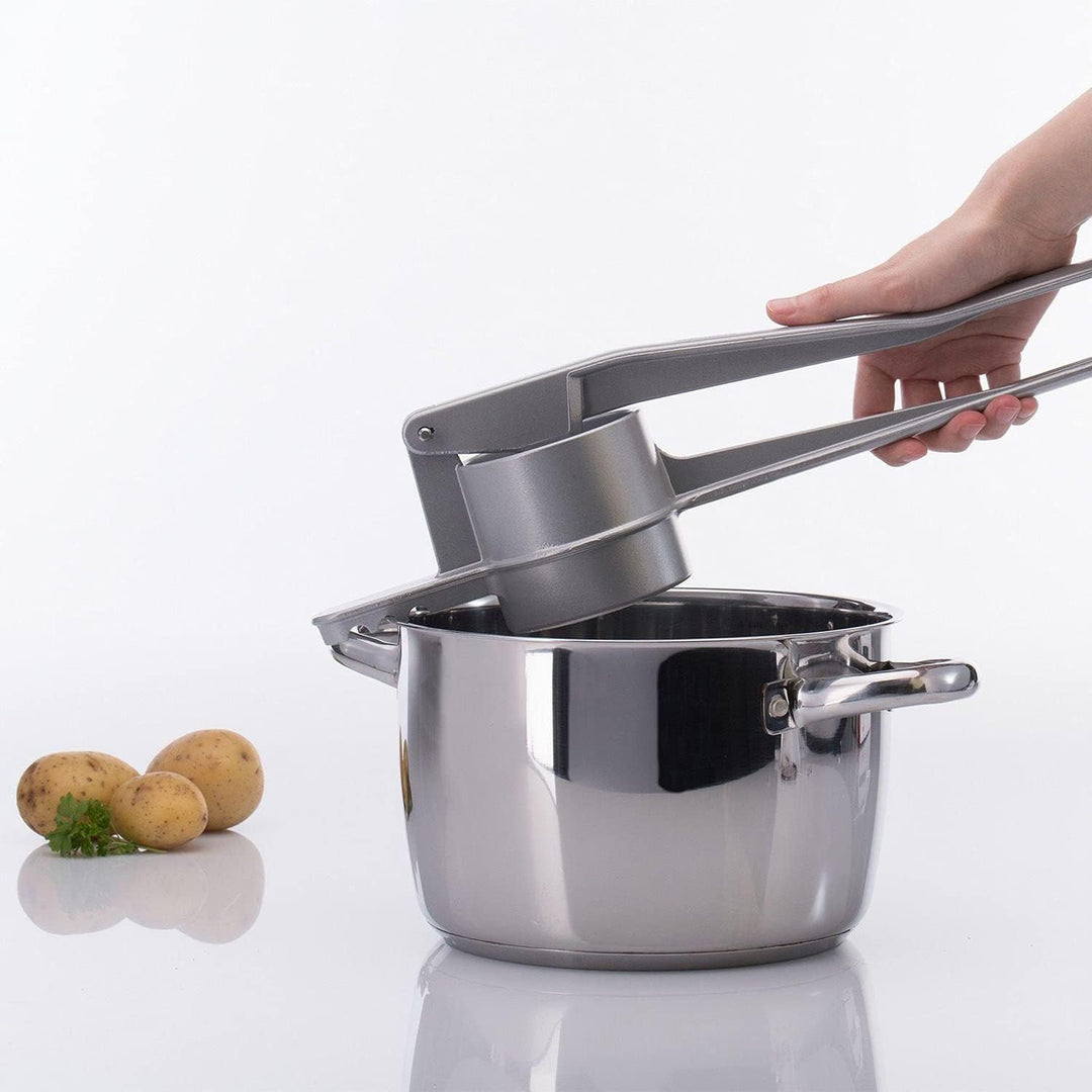Westmark Spätzle-/Kartoffelpresse, Traditionelle Lochung für Spätzle wie Handgemacht, Aluminiumdruck