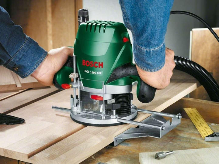 Bosch DIY Oberfräse POF 1400 ACE, Absaugadapter, Gabelschlüssel, Kopierhülse, Nutfräser, Parallelans