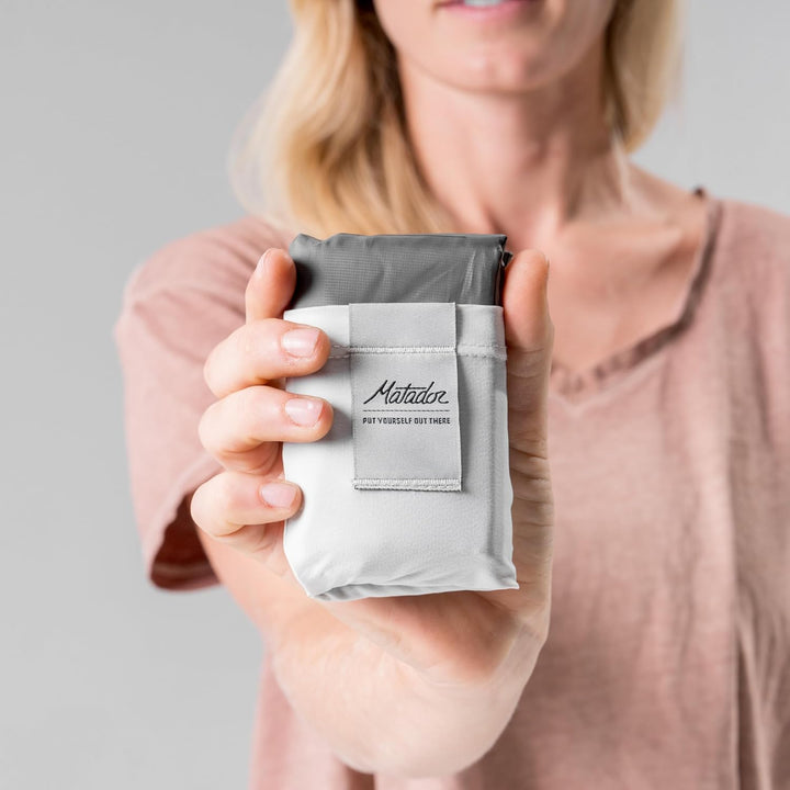 MATADOR Pocket Blanket 4,0 - Weiss (Sitzplätze 2-4); Ultraleicht Picknickdecke mit Pflöcken; Faltbar