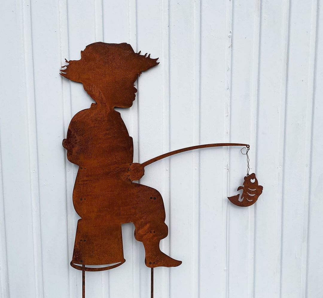 Gartenfigur Junger Angler Tom mit Fisch 70x60cm zum Stecken Gartenstecker Edelrost Gartendeko Wetter