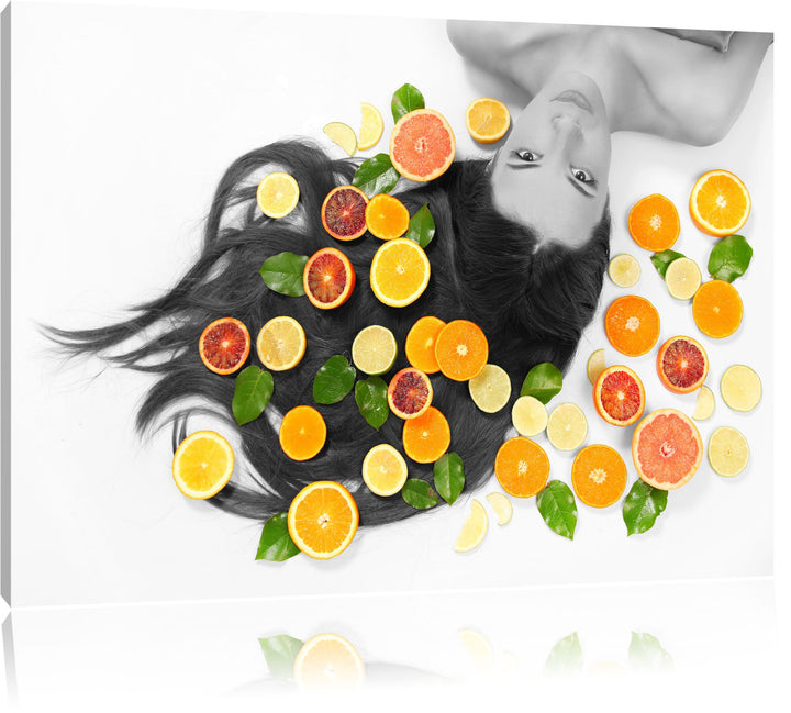 Pixxprint Hübsche Frau mit Obstscheiben Schwarz/Weiss, Format: 100x70 auf Leinwand, XXL riesige Bild