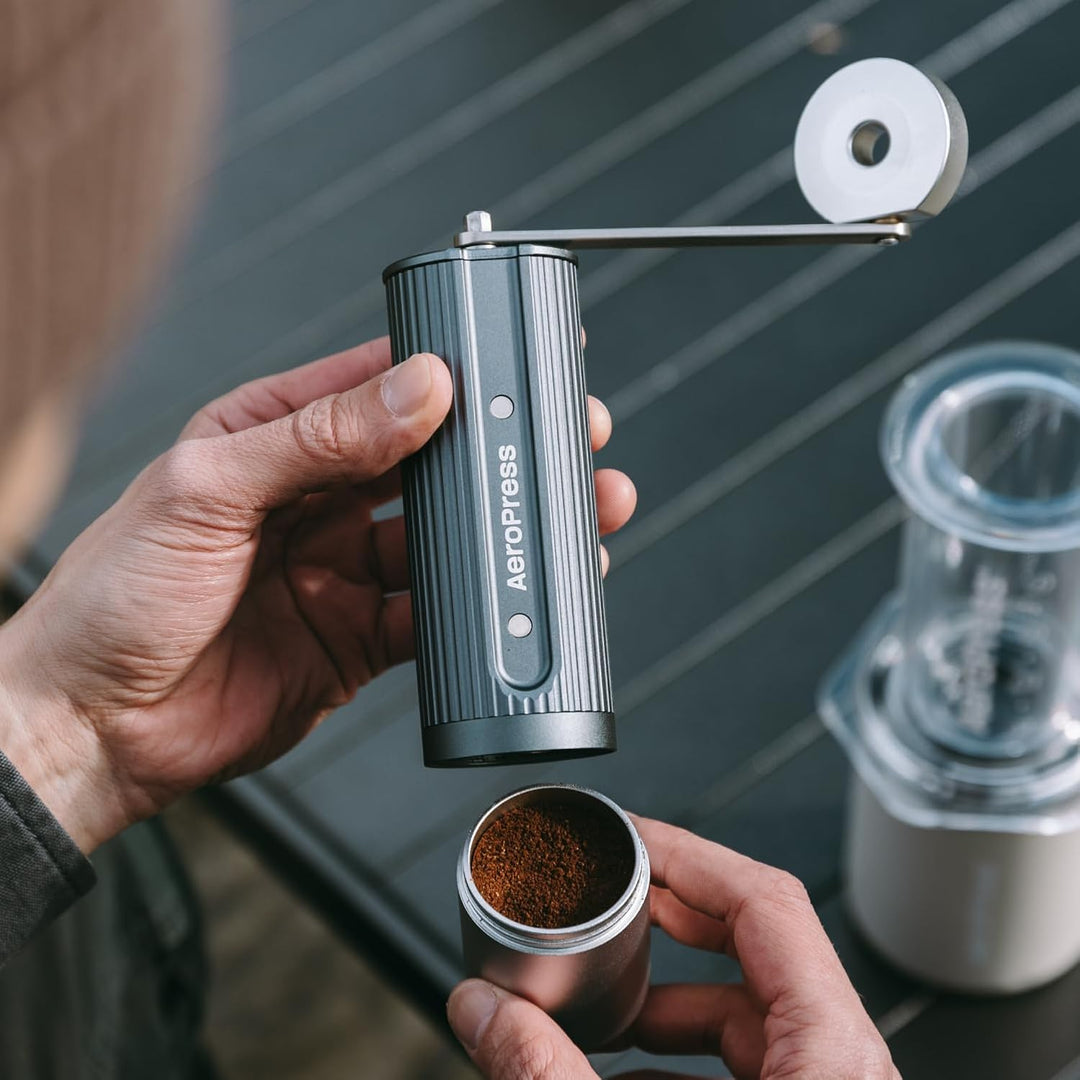 AeroPress Manuelle Kaffeemühle - Tragbare Handmühle mit titanbeschichteten Kegelmahlwerken, 60 Mahlg