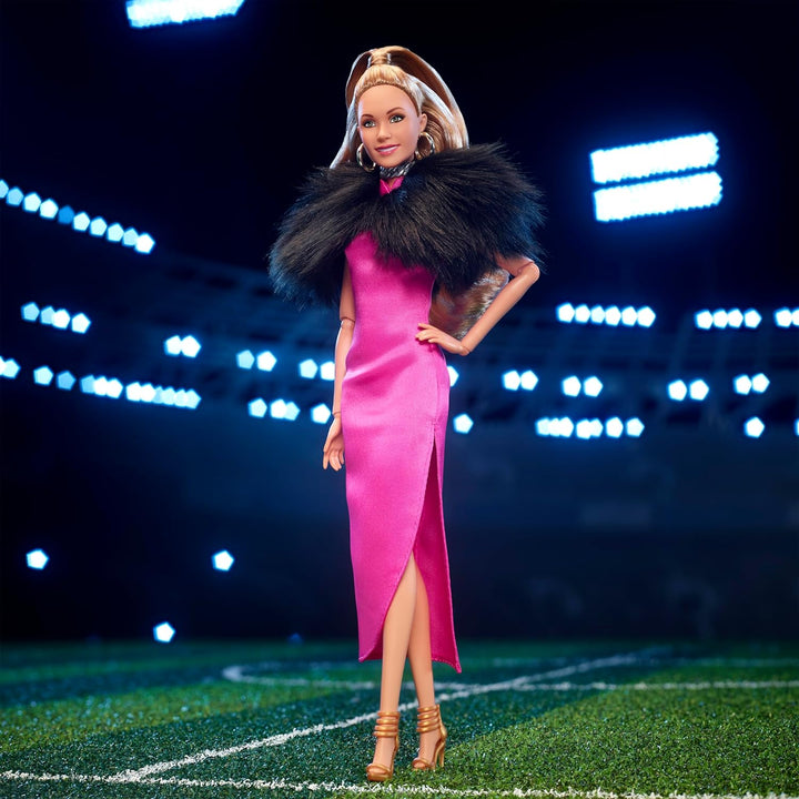 BARBIE Keeley Jones - Sammelpuppe inspiriert von Ted Lasso, knallpinkes Midi-Seidenkleid, goldene Hi