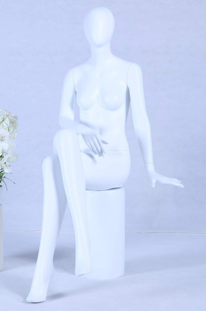 CH+39 sitzend Frau Schaufensterpuppe weiss matt lackiert hochwertig Egghead mit Metallplatte Frau We