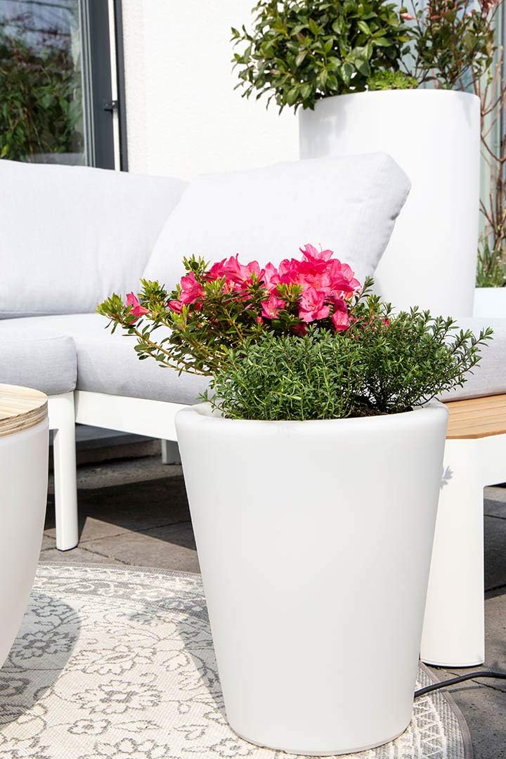 8 seasons Design Shining Classic Pot S, Solar LED Pflanzkübel 34 x 39 cm (weiss), inkl. Solarmodul u