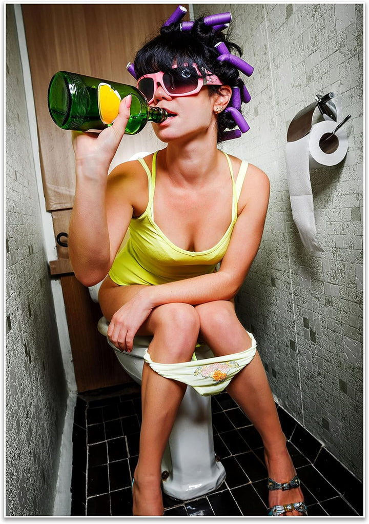 wandmotiv24 Poster als Wanddeko, Grösse 100x70cm, Frau trinkend auf Toilette, Fotografie, Lustig, Fl