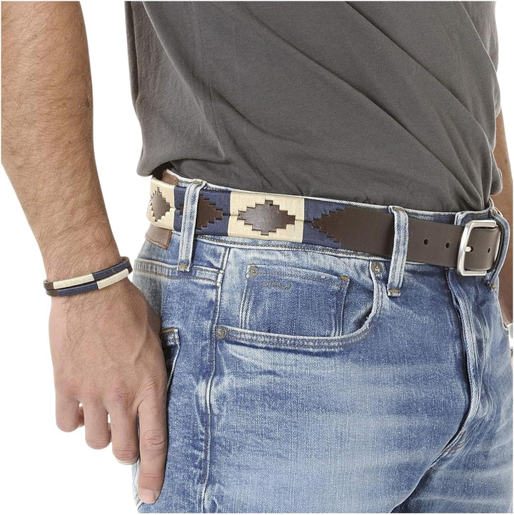 PELPE Argentinischer Ledergürtel mit passender Schnur und Lederarmband. Auf Leder gestickter Gürtel