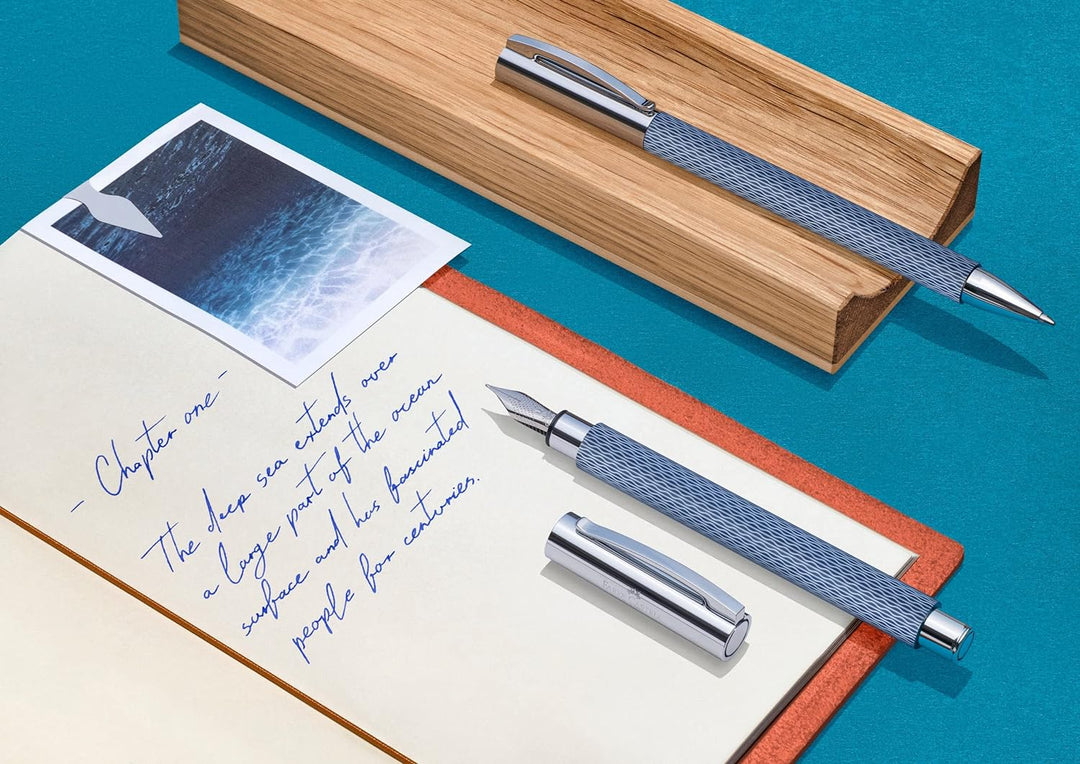 Faber-Castell 147120 - Füller Ambition OpArt Deep Water, Federstärke M, 1 Stück Deep Water Füller M,