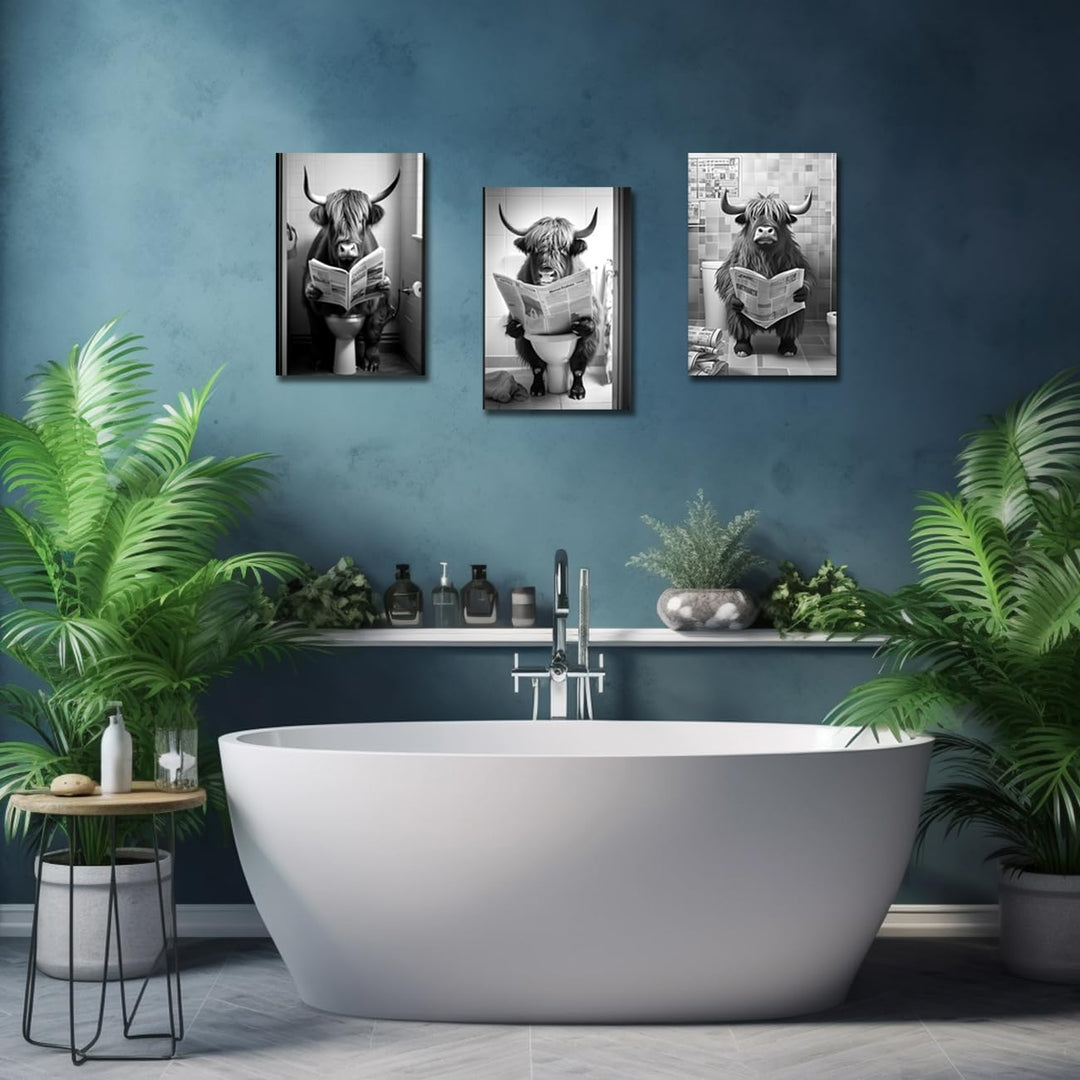 LZIMU Badezimmer Wand Dekoration 3 teilig lustige Hochlandkuh die auf der Toilette sitzt und Zeitung