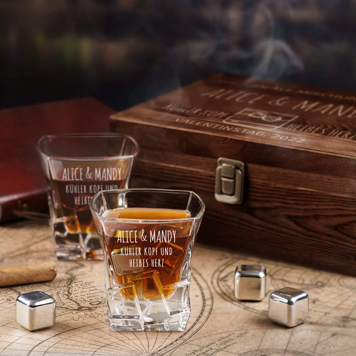Maverton Whisky Steine Set - in Holzbox mit Gravur - 8 Eiswürfel & 2 Whisky Gläser - wiederverwendba