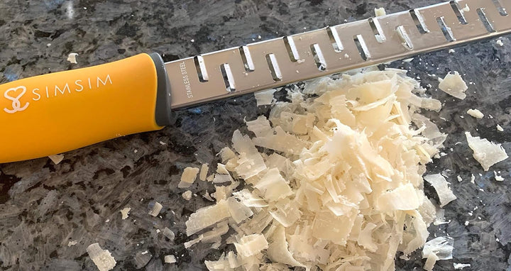 SimSim Profi Hobel, superscharfe Reibe, Edelstahl, lang, schmal, edel, spülmaschinengeeignet, gelber