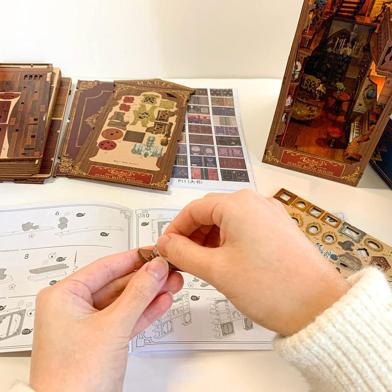 Cuteefun Book Nook Kit, DIY Miniatur Haus Kit mit Möbeln und LED Licht, Buchstützen Modellbau, Model
