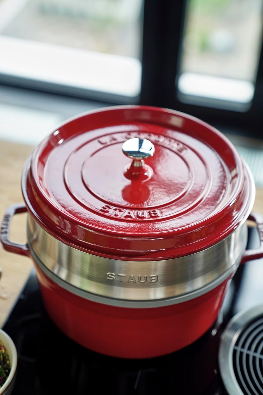 STAUB Gusseisen Bräter/Cocotte, mit Dämpfeinsatz, Rund 26 cm, 5,2 L, Aromaregen Funktion, Für alle H