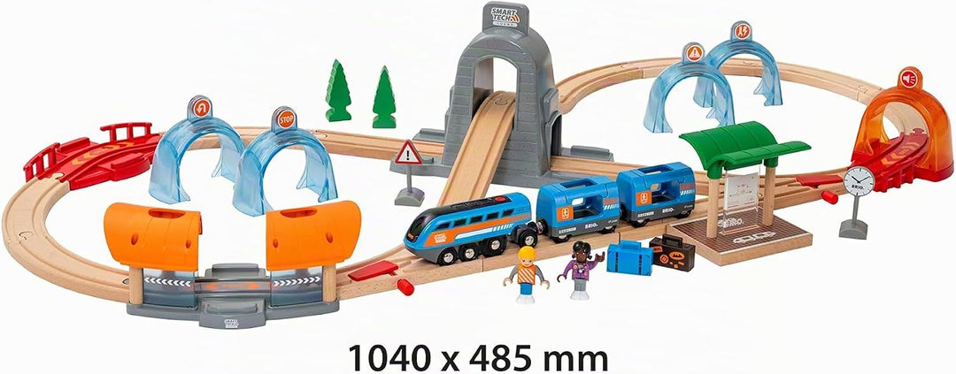 BRIO World 33972 Smart Tech Sound Action Tunnel Reisezug Set Elektrischer Zug mit Schienen &amp; Tunnel
