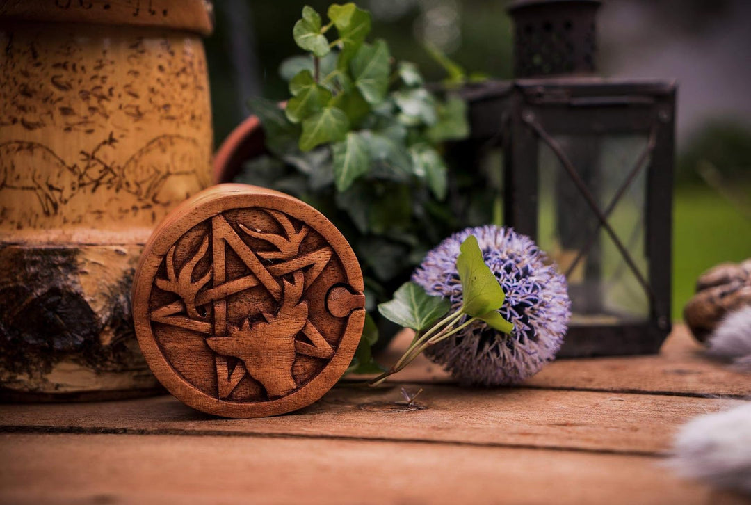WINDALF Zauberdose CERNUNNOS Ø 9 cm Hirsch & Pentagramm Schmuckdose Handarbeit aus Holz