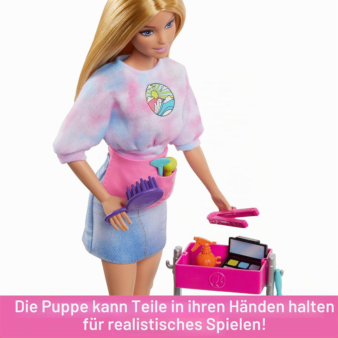 Barbie On Set Malibu Puppe und Zubehör - Frisierwagen, Haar- und Make-up-Accessoires, Schürze, Hündc
