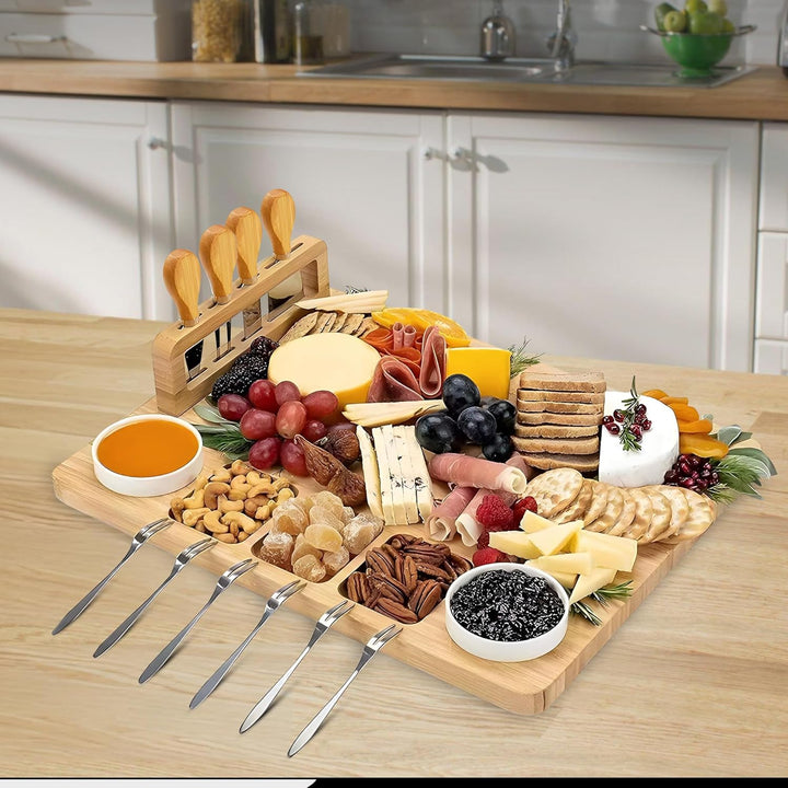 Servierplatte aus Bambus – 35 x 28 cm Käseplatte Set mit 2 Dip-Schälchen, 4 Käsemessern, 6 Gabeln &