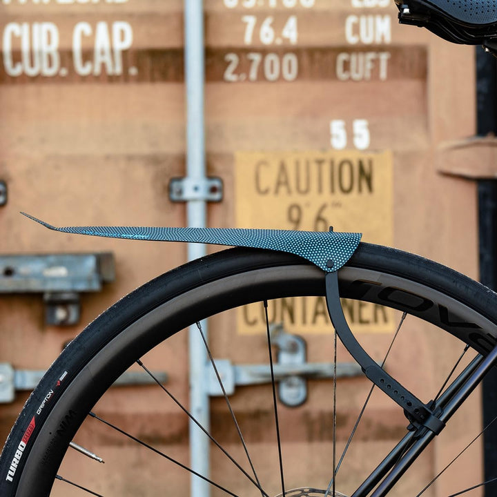 Ass Savers Win Wing 2 Road – Blaue Punkte, Hinterradschutzblech für Gravel-Bikes mit schwarzem Querl