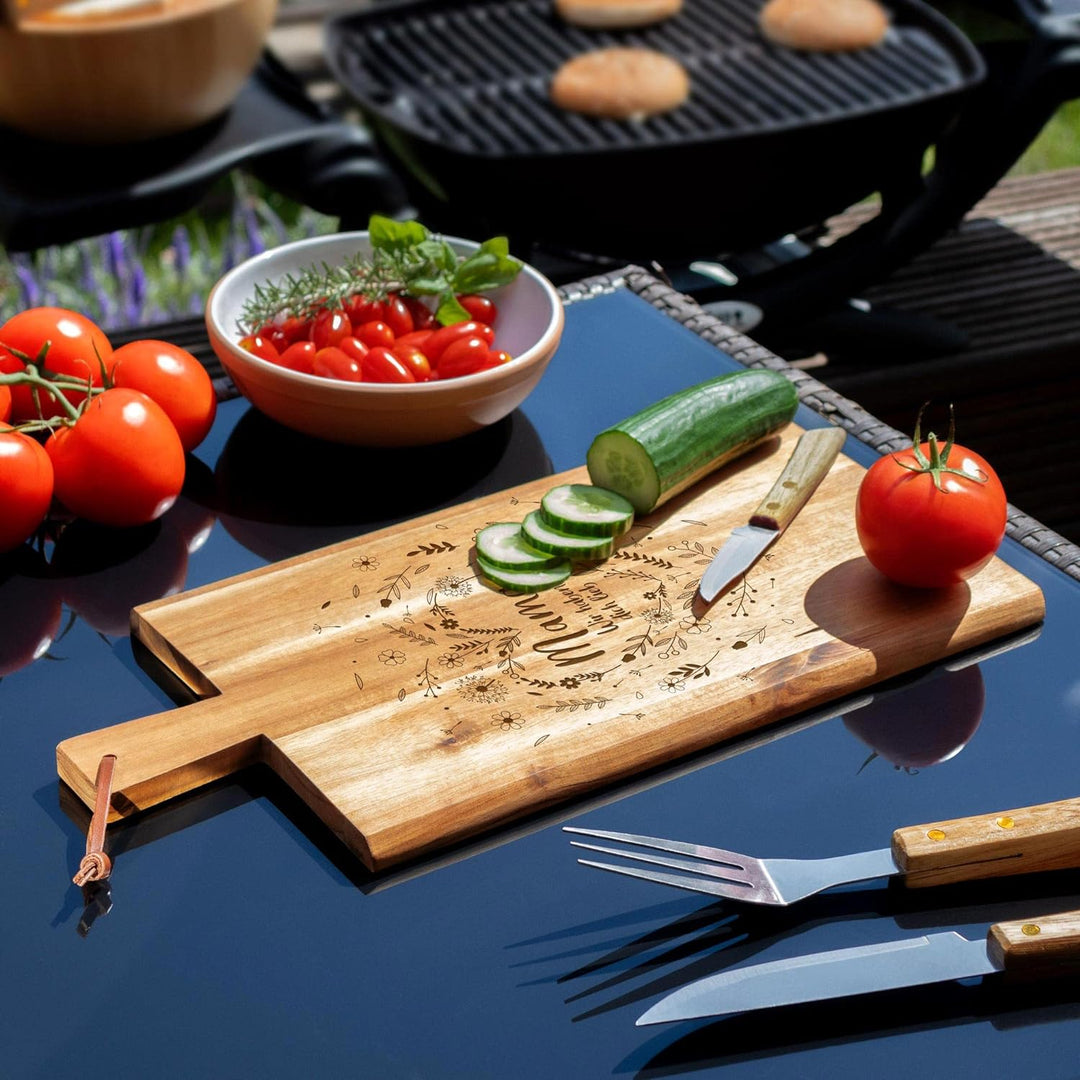 Holz Schneidebrett mit Griff für Mama, Frühstücksbrettchen mit Blumenherz Gravur, Geschenk für Mama