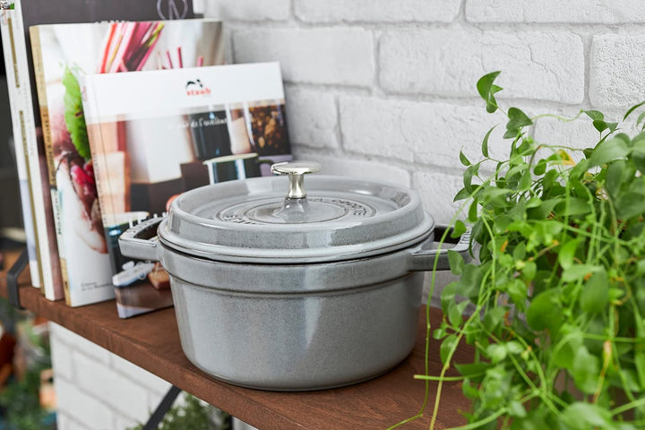 STAUB Gusseisen Bräter/Cocotte, Rund 24 cm, 3,8 L, Aromaregen Funktion für optimale Befeuchtung, Für