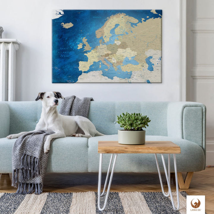 LANA KK - Europakarte Leinwandbild mit Korkrückwand zum pinnen der Reiseziele – englisch - Europa Me