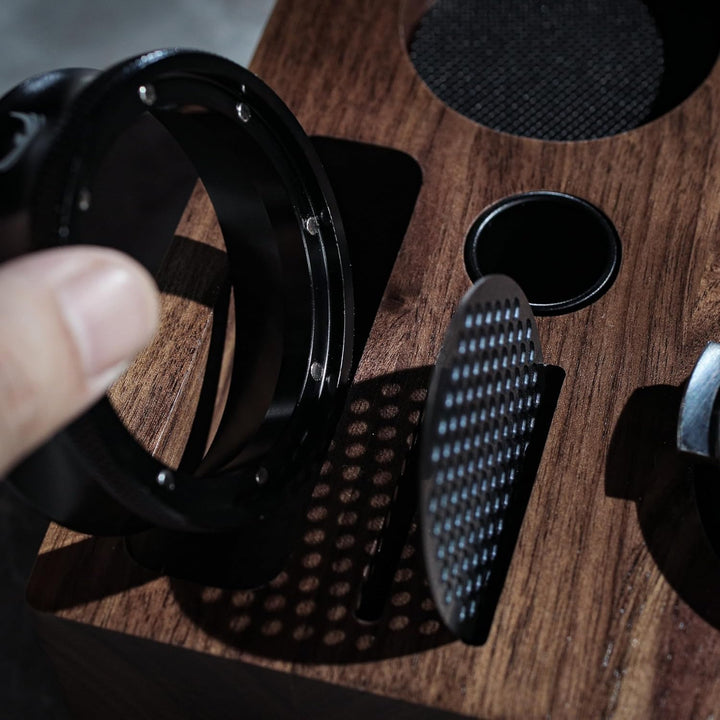 Tamperstation 58mm aus Walnussholz – Siebträger-Halter & Tamper-Ablage mit Dosiertrichter-Schlitz, P