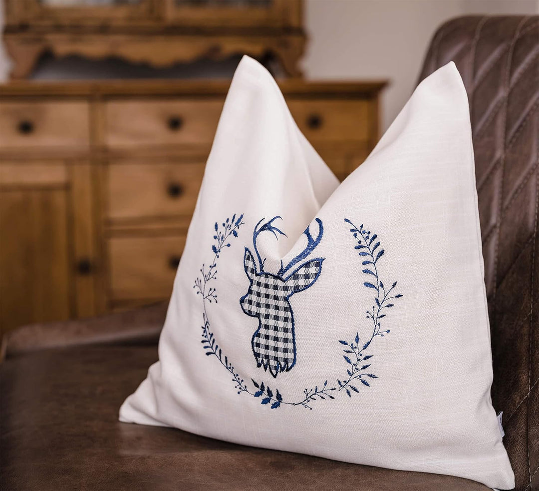 Zirbenkissen beige blau bestickt mit Hirsch Grösse 40x40 cm befüllt mit Zirbenflocken aus Alpen Zirb