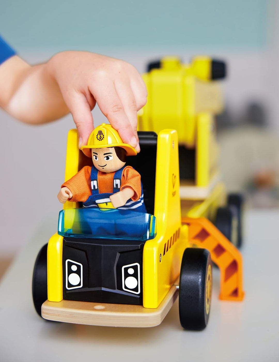 Hape Mobiles Kran- & Baustellenset, ausfahrbarer Kranarm, Rollenspiel für Kinder, aus Holz, ab 2 Jah