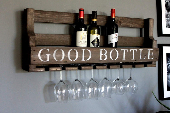 Dekorie Weinregal aus Holz für die Wand - mit Gläserhalter und Good Bottle Schriftzug - Braun - fert