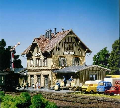 FALLER Bahnhof Güglingen Modellbausatz mit 213 Einzelteilen 119 x 56 x 60 mm I Modelleisenbahn Zubeh