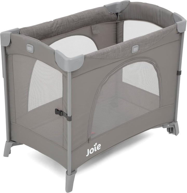 Joie Kubbie™ Sleep Reisebett, 2-in-1 Beistellbett, absenkbare Seite, herausnehmbarer Einsatz, kompak