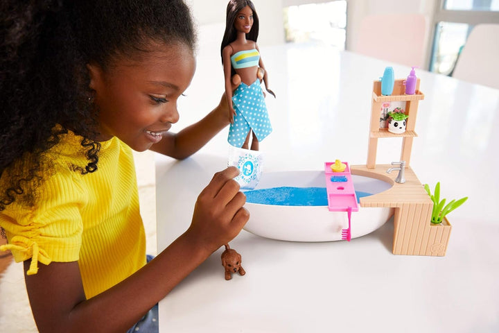 Barbie GJN33 - Wellnesstag Puppe (brünett) und Spielset, mit Badewanne, Hündchen und weiteren Zuebhö