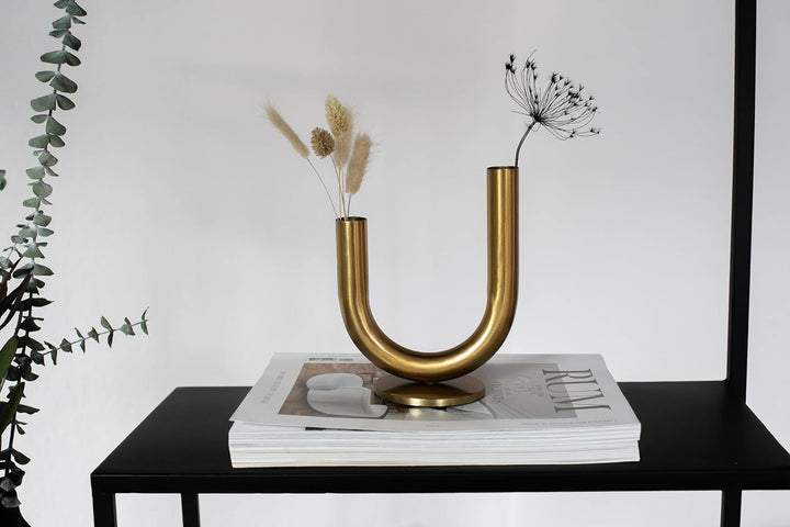 LaLe Living Vase Ajala in Gold U-förmig asymmetrische mit doppelseitiger Öffnung, 18 x 15 cm aus Eis