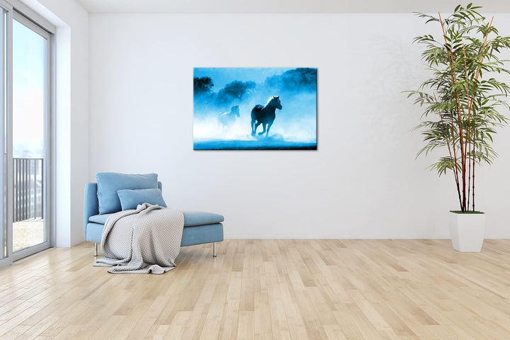 eine Pferdeherde galoppiert durch denn Nebel Format 80x60 Effekt: Monocrome Blau als Leinwandbild, M