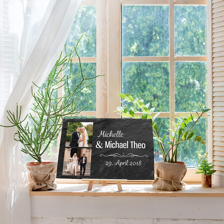 wandmotiv24 Schiefertafel Hochzeit mit Staffelei, Personalisierbar Digitaldruck 2 Farb-Fotos + Vorna