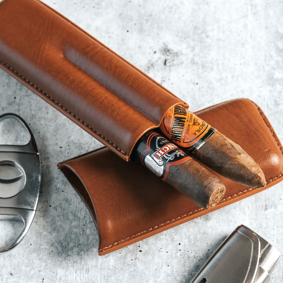 CASE ELEGANCE Zwei Reisezigarrenboxen aus veganem Leder und in Kastanien Braun Monogrammierter Reise