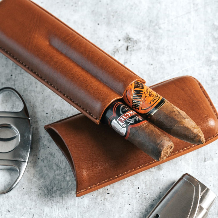 CASE ELEGANCE Zwei Reisezigarrenboxen aus veganem Leder und in Kastanien Braun Monogrammierter Reise